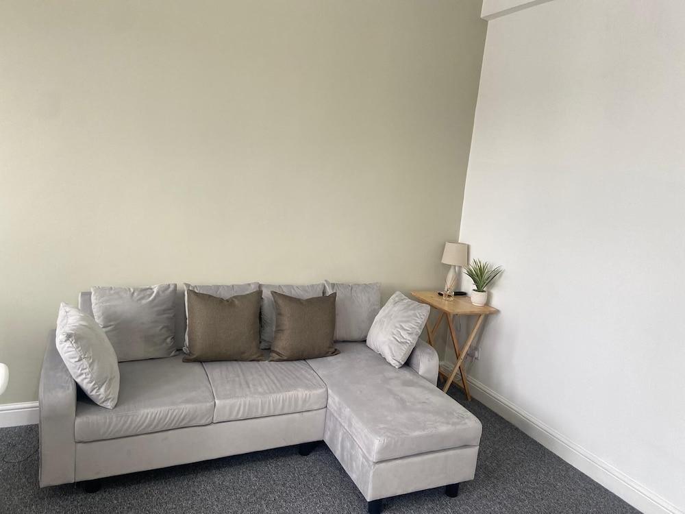 Stunning 2-bed Apartment in Twickenham - Tap to explore photos