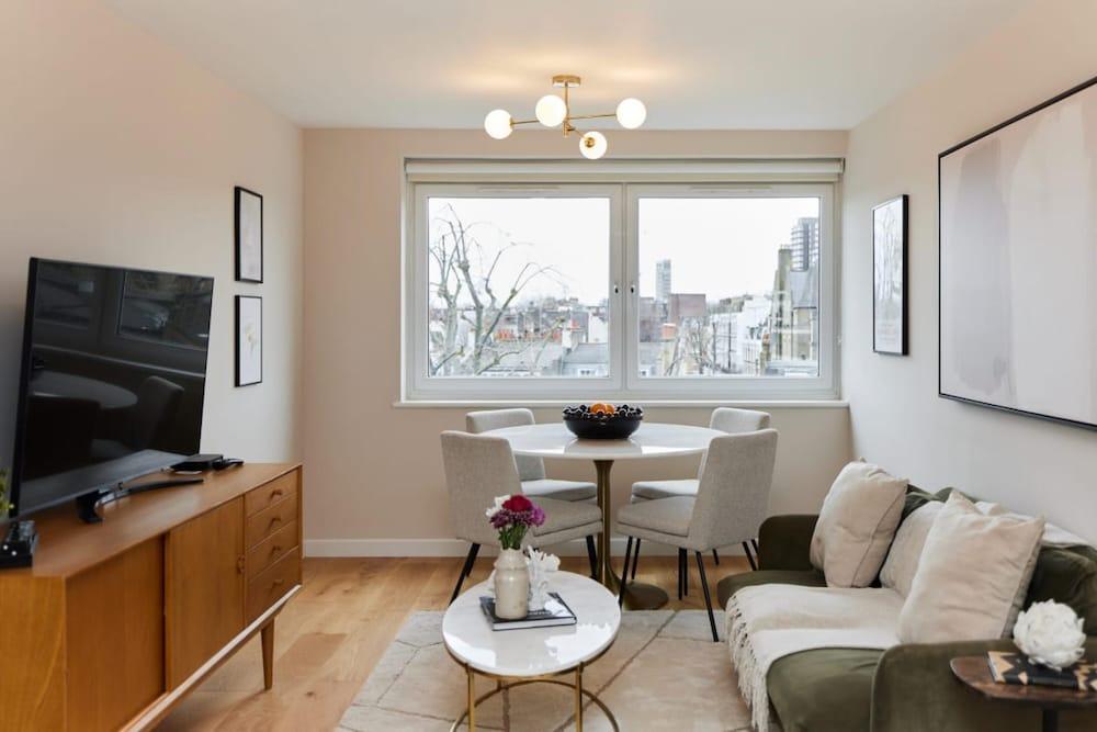 The Hyde Park Hideout - Beckoning 2bdr Flat - Tap to explore photos
