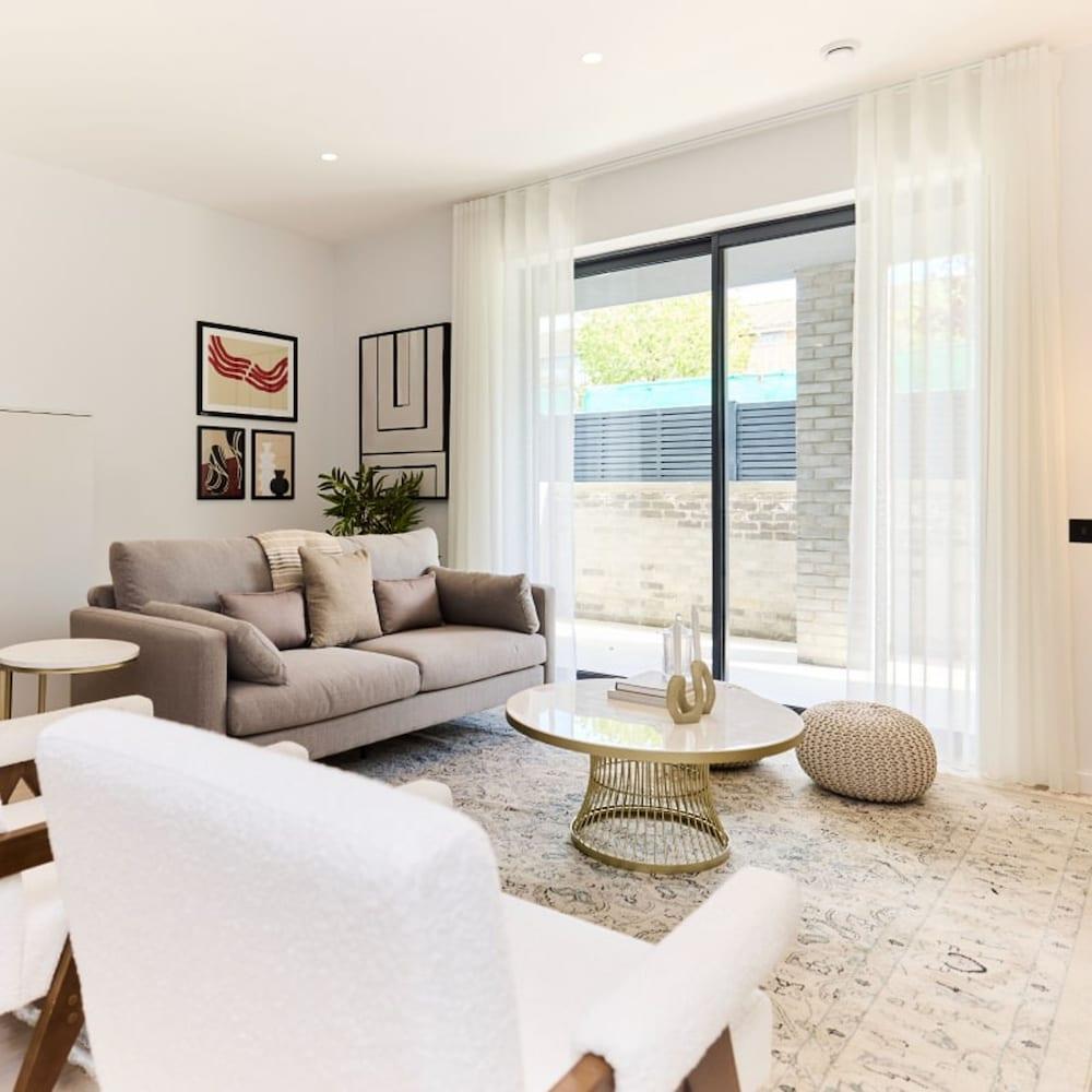 The Brondesbury Hideout - Breathtaking 1bdr Flat With Terrace Parking - Tap to explore photos