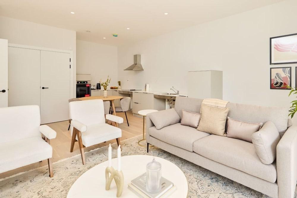 The Brondesbury Hideout - Breathtaking 1bdr Flat With Terrace Parking - Tap to explore photos
