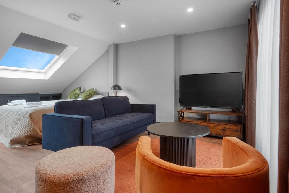 Immaculate Luxury Studio in London - Tap to explore photos