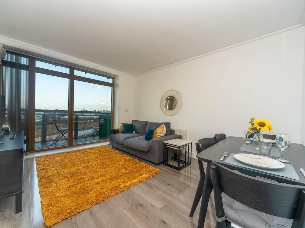 Riverside Stunning Flat In London Close To The O2 - Tap to explore photos