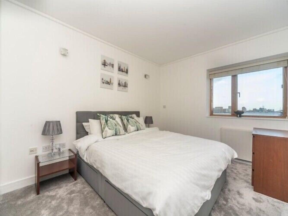 Riverside Stunning Flat In London Close To The O2 - Tap to explore photos