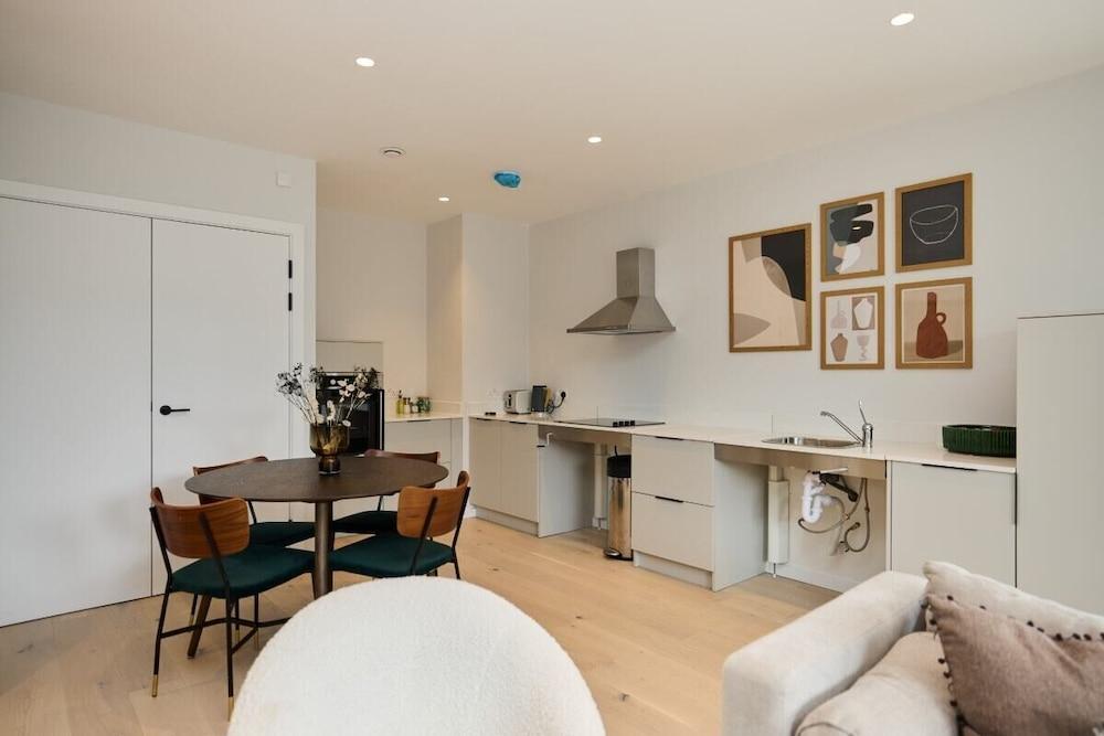 The Brondesbury Escape - Cosy 1bdr Flat With Balcony + Parking - Tap to explore photos