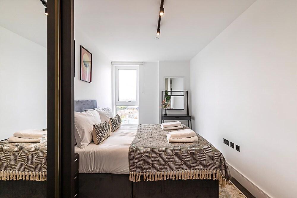 Sky-High Studio with Stunning Views - Tap to explore photos