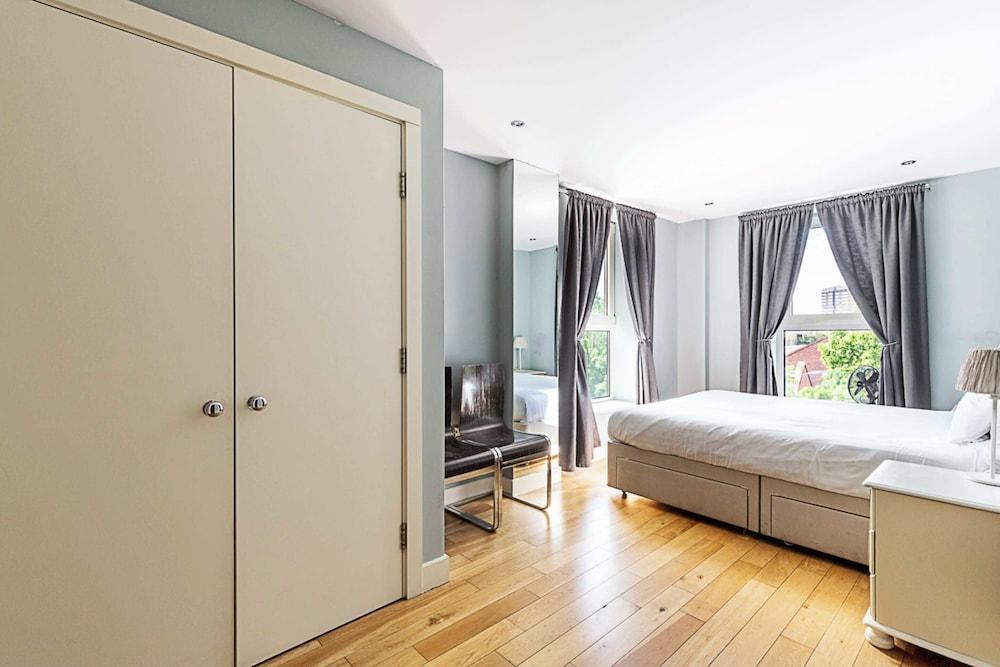 Spacious Modern Flat in Chelsea Harbour - Tap to explore photos