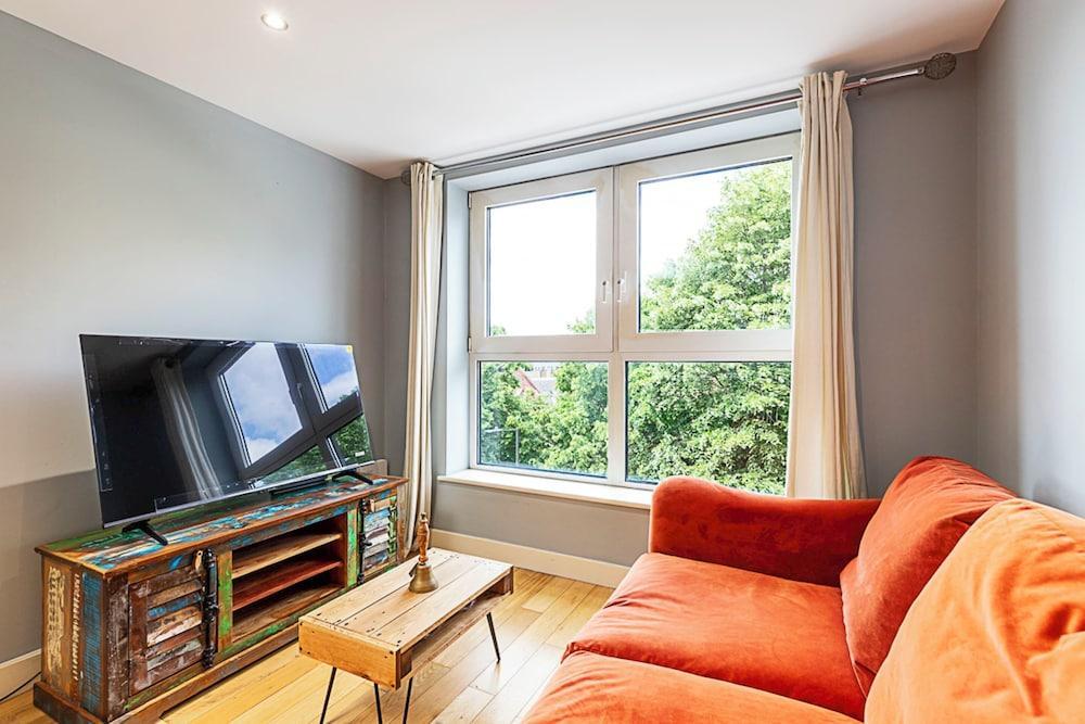 Spacious Modern Flat in Chelsea Harbour - Tap to explore photos