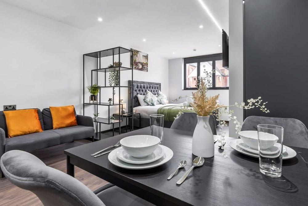 Luxury Flat in North West London - Tap to explore photos