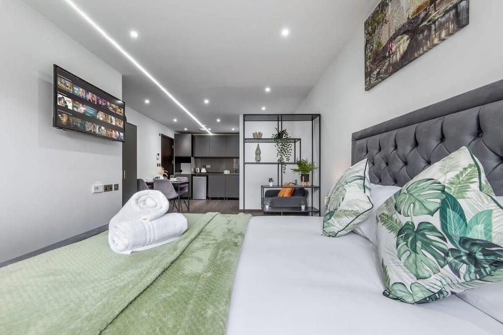 Luxury Flat in North West London - Tap to explore photos