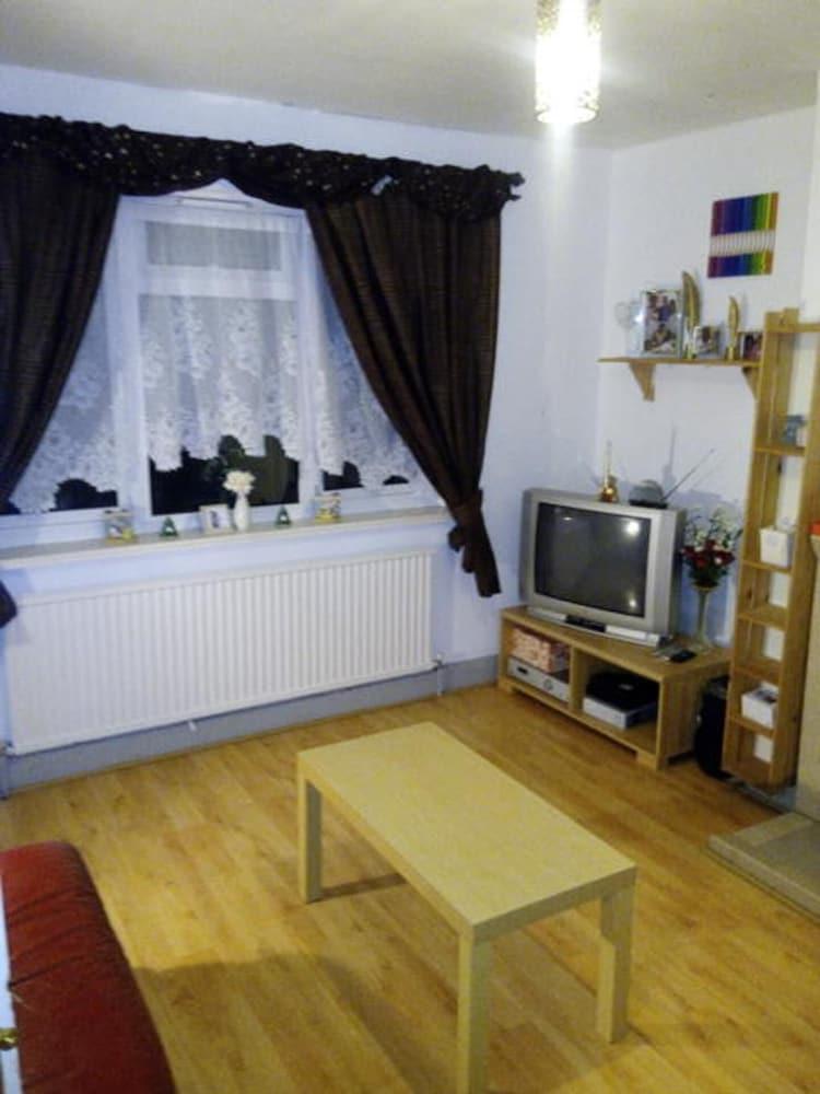 Cozy2bed Apartment Near City Center - Tap to explore photos