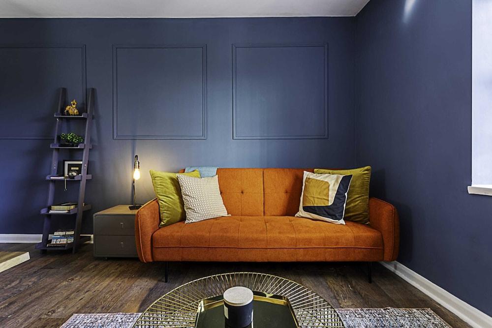 Cozy Aldgate Hideaway - Tap to explore photos