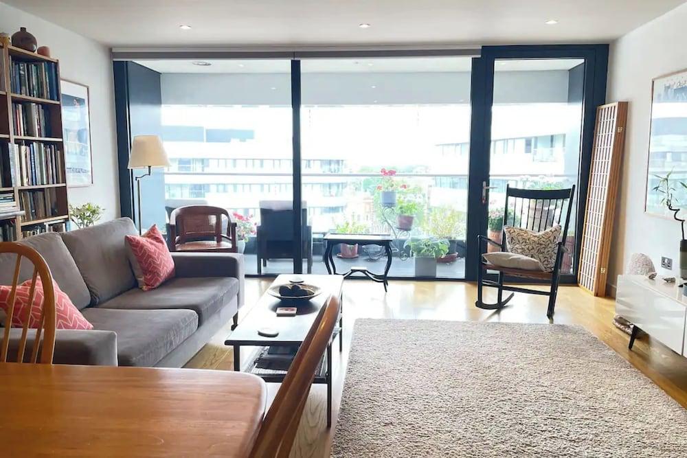 Chic 2BD Flat With Private Balcony - Greenwich - Tap to explore photos