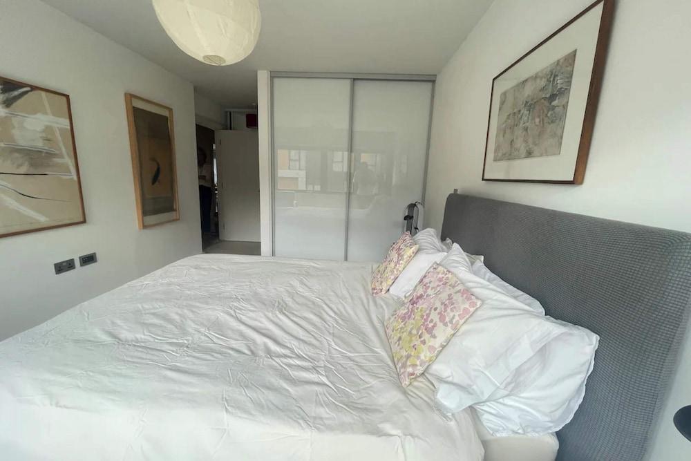 Chic 2BD Flat With Private Balcony - Greenwich - Tap to explore photos