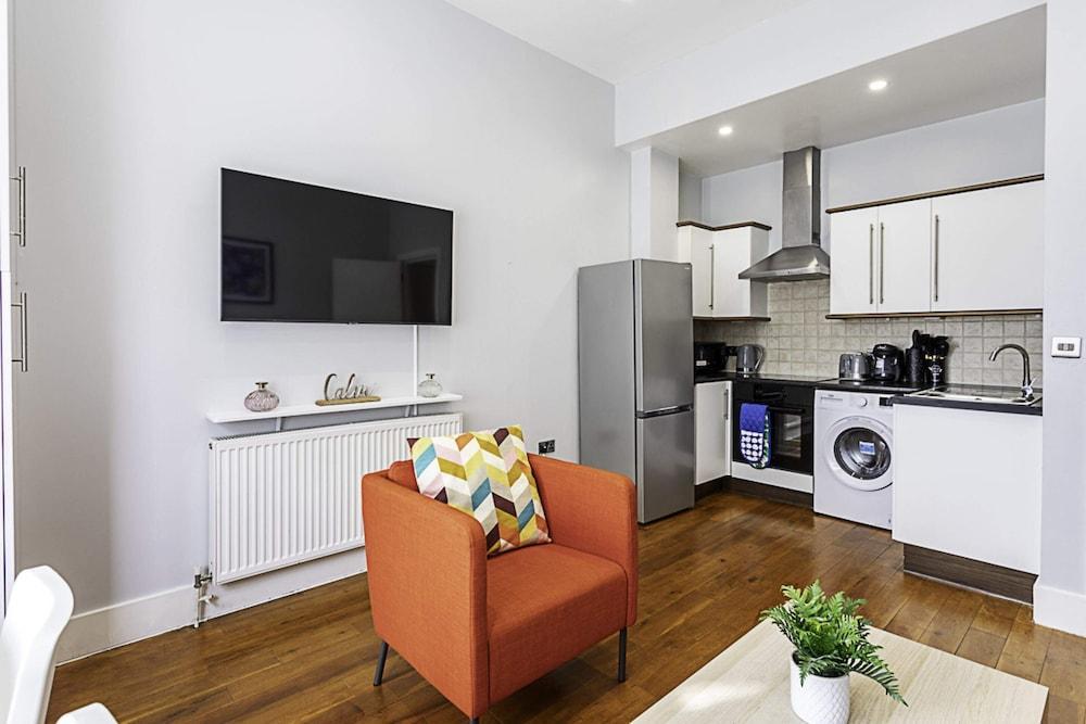 Refurbished St.johns Hill Apartment - Tap to explore photos