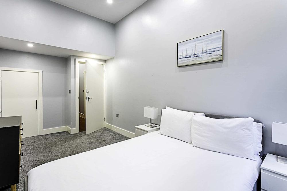Refurbished St.johns Hill Apartment - Tap to explore photos