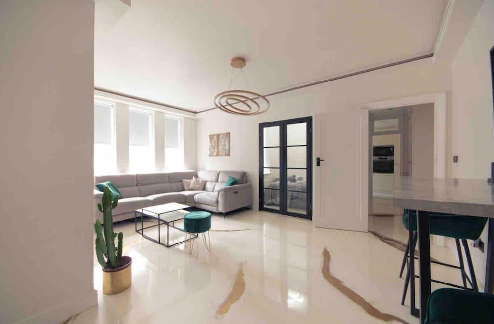 Entire Luxury Apartment in Greater London - Tap to explore photos
