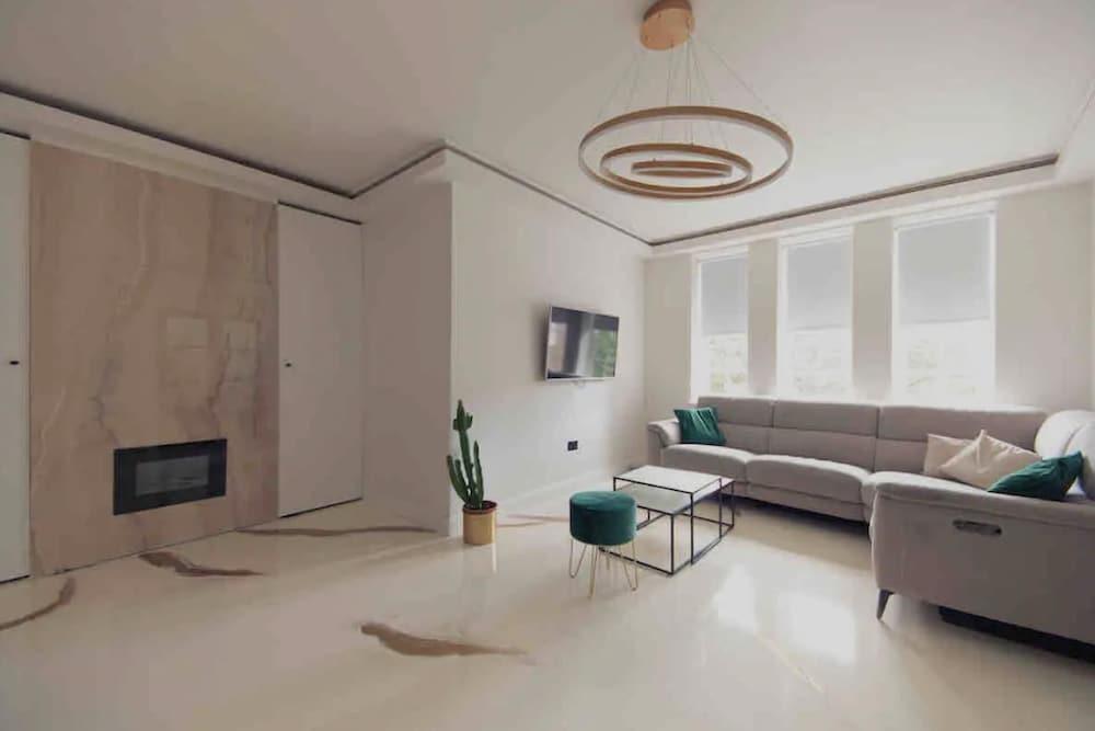 Entire Luxury Apartment in Greater London - Tap to explore photos