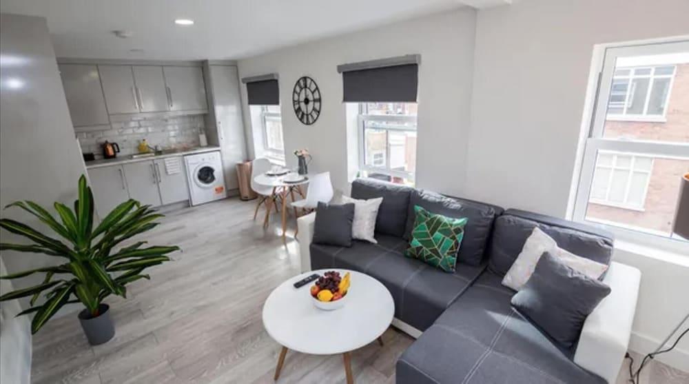 Spacious 1 bed Flat With View - Tap to explore photos