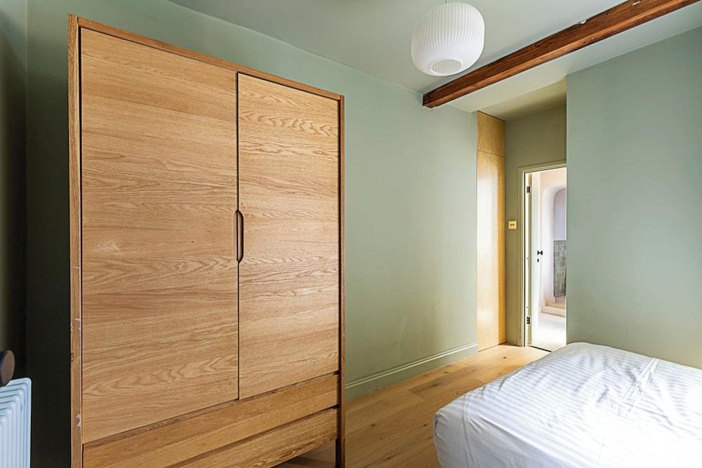 Trendy Southwark Apartment - Tap to explore photos