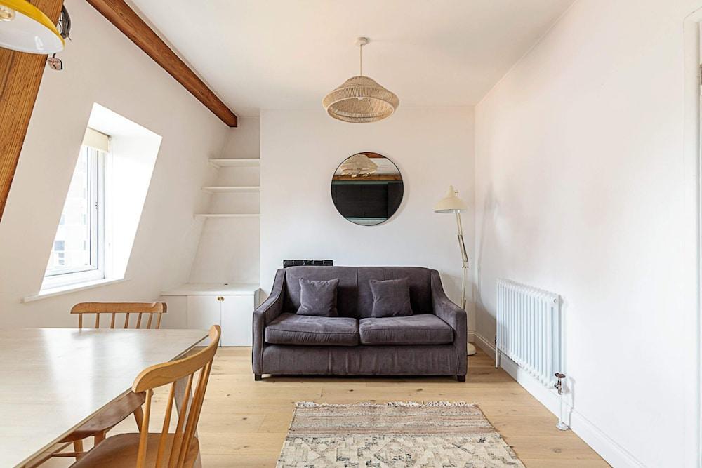 Trendy Southwark Apartment - Tap to explore photos