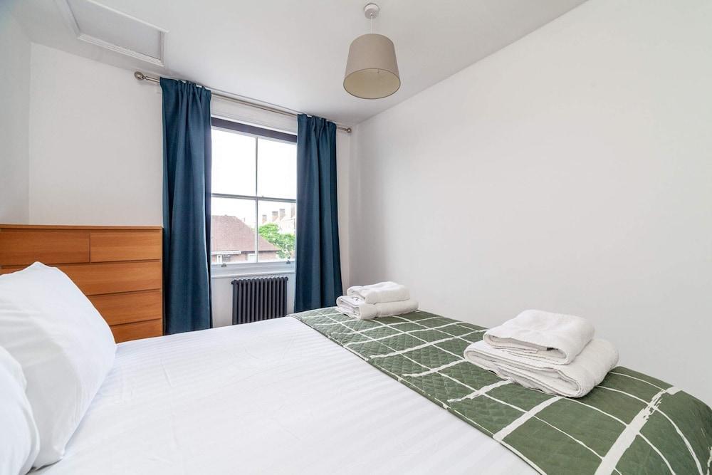 Charming Apartment in the Heart of Kennington - Tap to explore photos