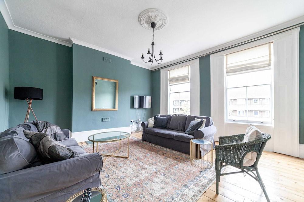 Charming Apartment in the Heart of Kennington - Tap to explore photos