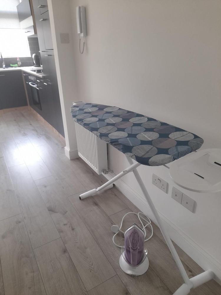 Flat - Sleeps 4 & Free Parking - Tap to explore photos