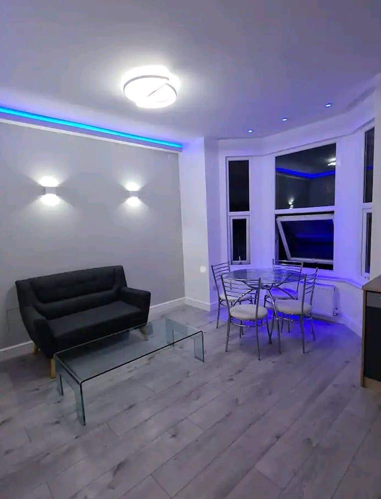 Flat - Sleeps 4 & Free Parking - Tap to explore photos