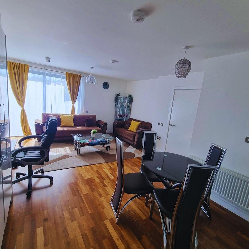 Double Bedroom in London - Tap to explore photos