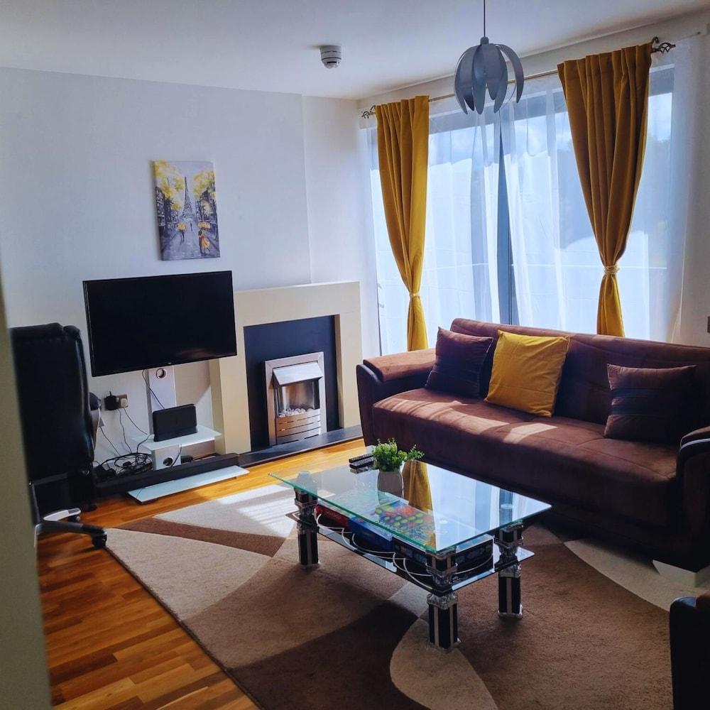 Double Bedroom in London - Tap to explore photos