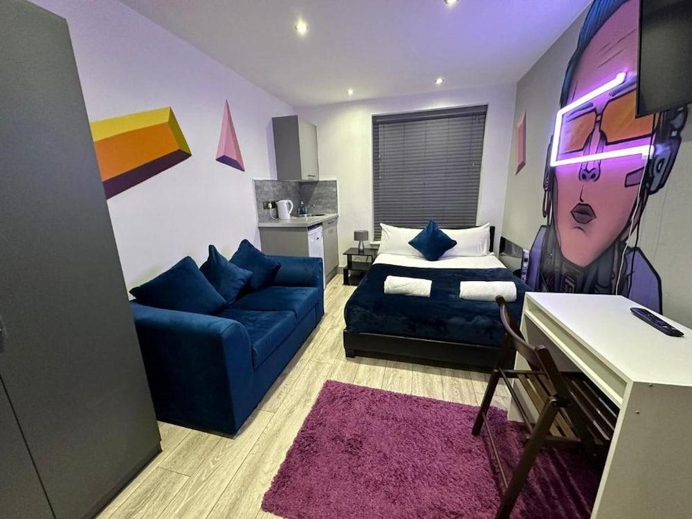 Inviting Studio Flat at Lewisham Way, Se14 London - Tap to explore photos