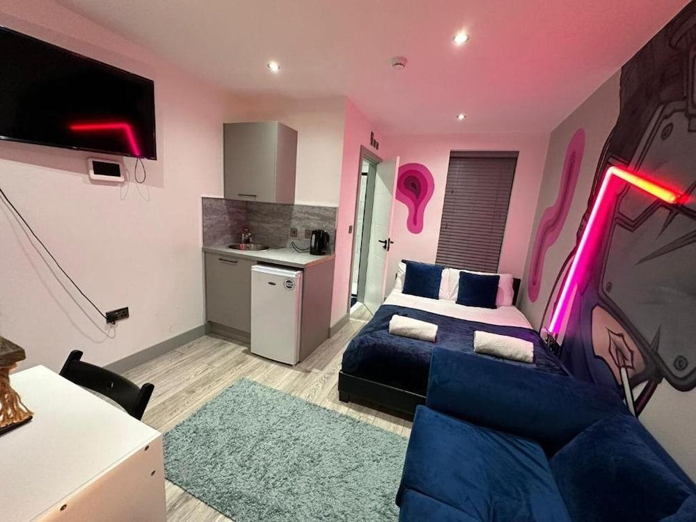 Inviting Studio Flat at Lewisham Way, Se14 London - Tap to explore photos