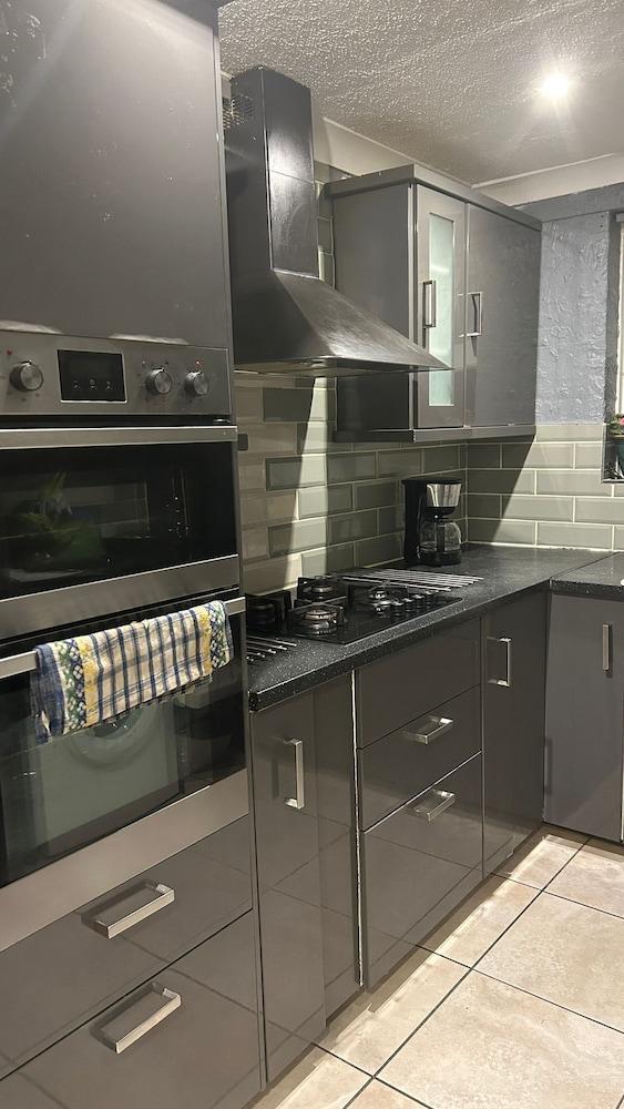 Beautiful 3-bed House in London - Tap to explore photos