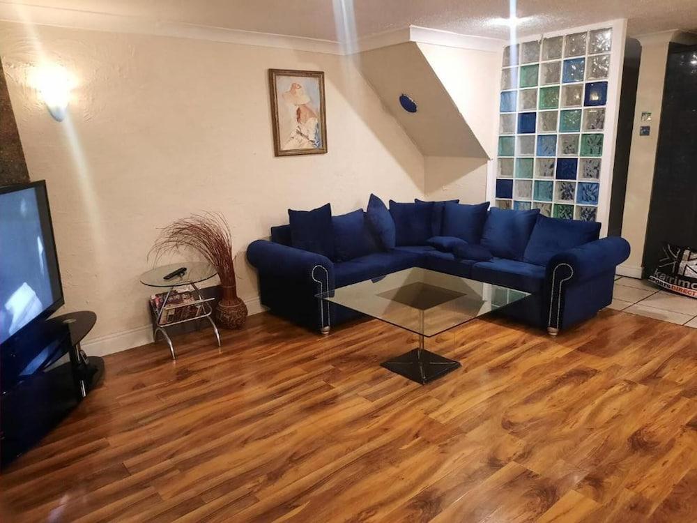 Beautiful 3-bed House in London - Tap to explore photos