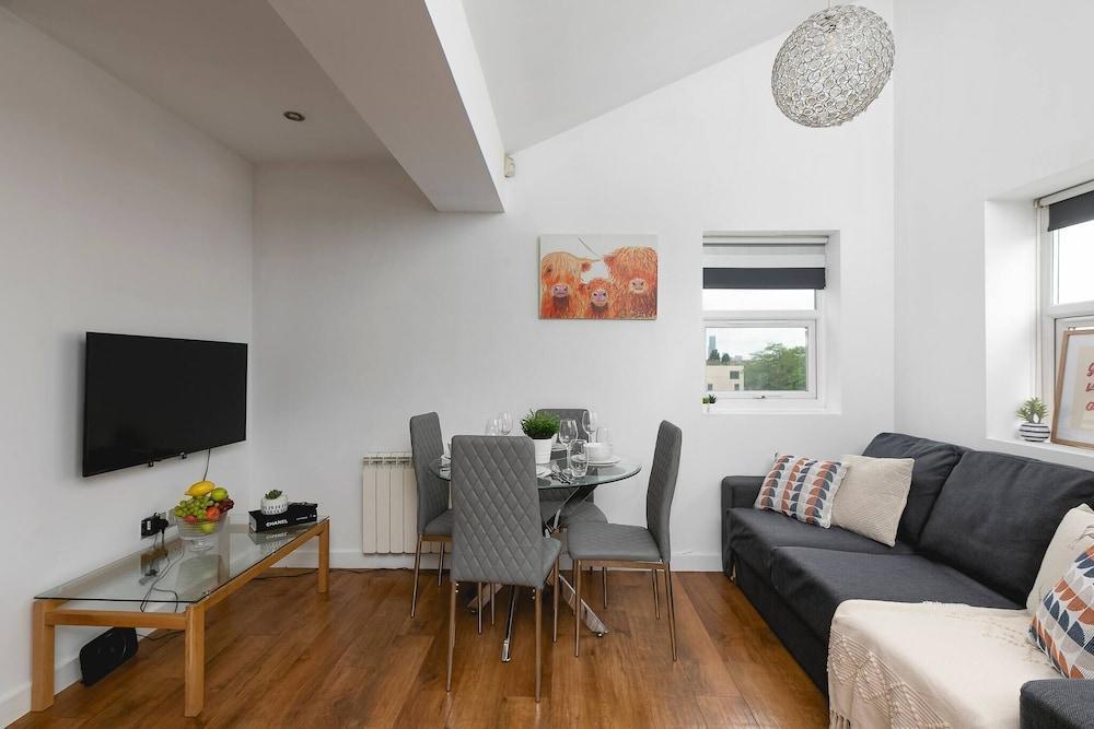 Skyvillion - Central Ldn 3bed Flat Ladbroke Grove - Tap to explore photos