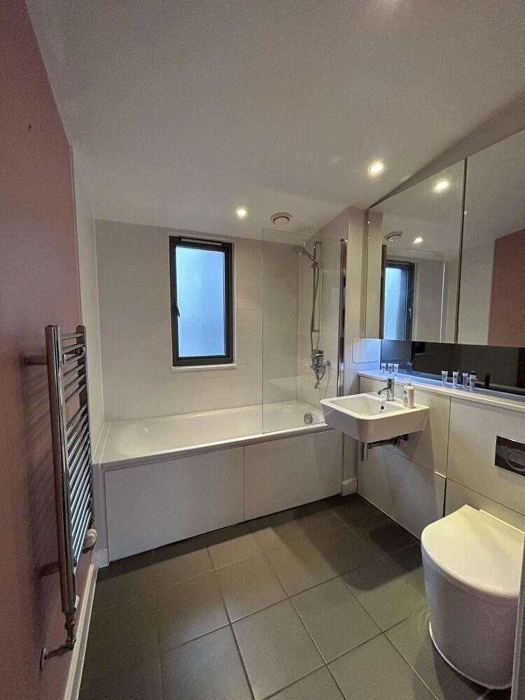 Stay in Style Modern 2 Bed Apartment - Tap to explore photos
