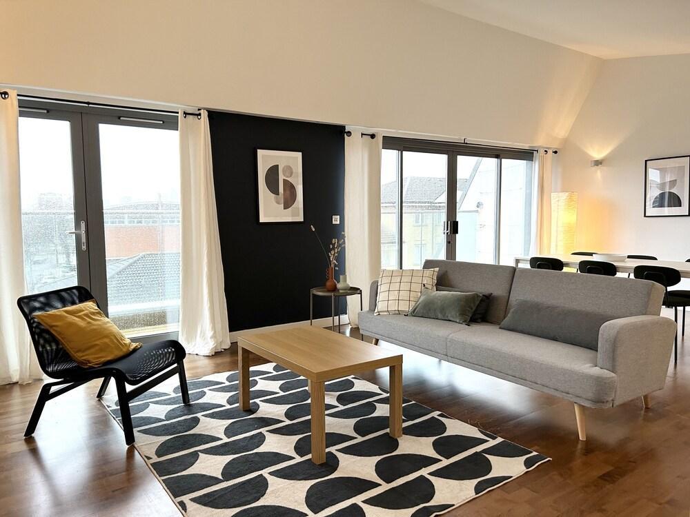 Stay in Style Modern 2 Bed Apartment - Tap to explore photos