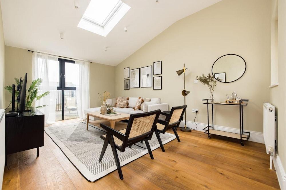 The Tooting Hideout - Dazzling 3bdr Flat With Balcony - Tap to explore photos