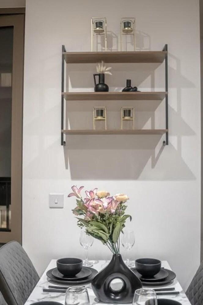 Immaculate 2-bed Apartment in Canary Wharf - Tap to explore photos