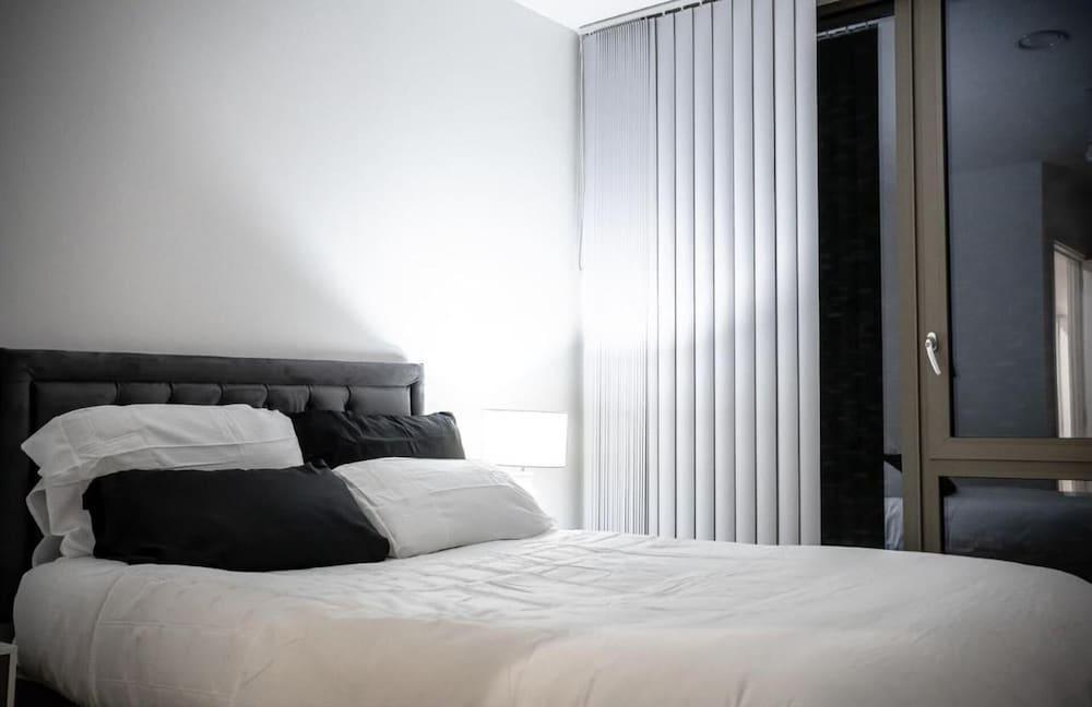 Immaculate 2-bed Apartment in Canary Wharf - Tap to explore photos