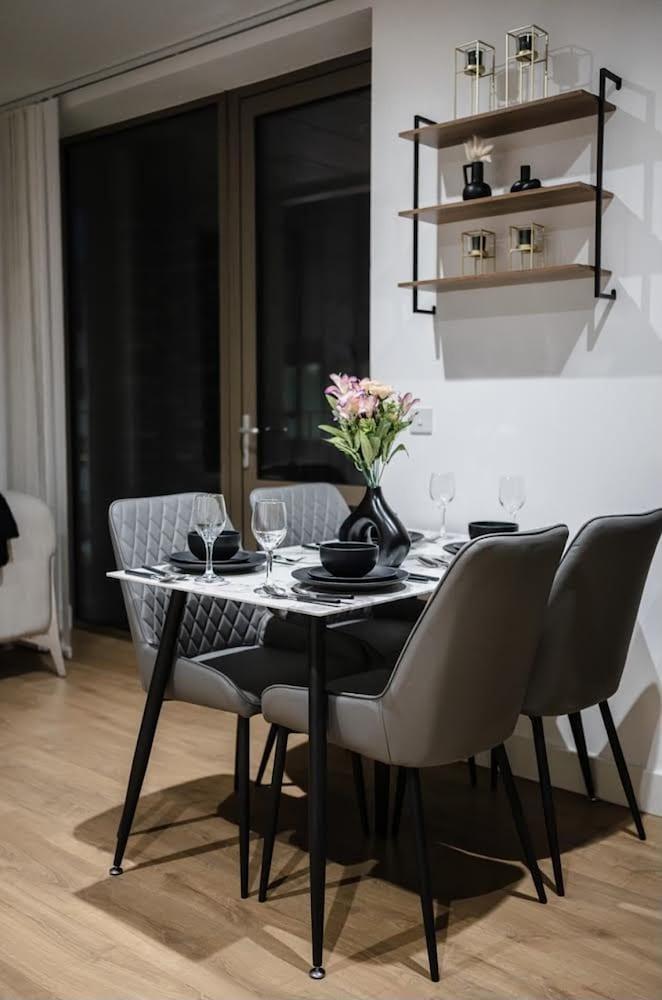 Immaculate 2-bed Apartment in Canary Wharf - Tap to explore photos