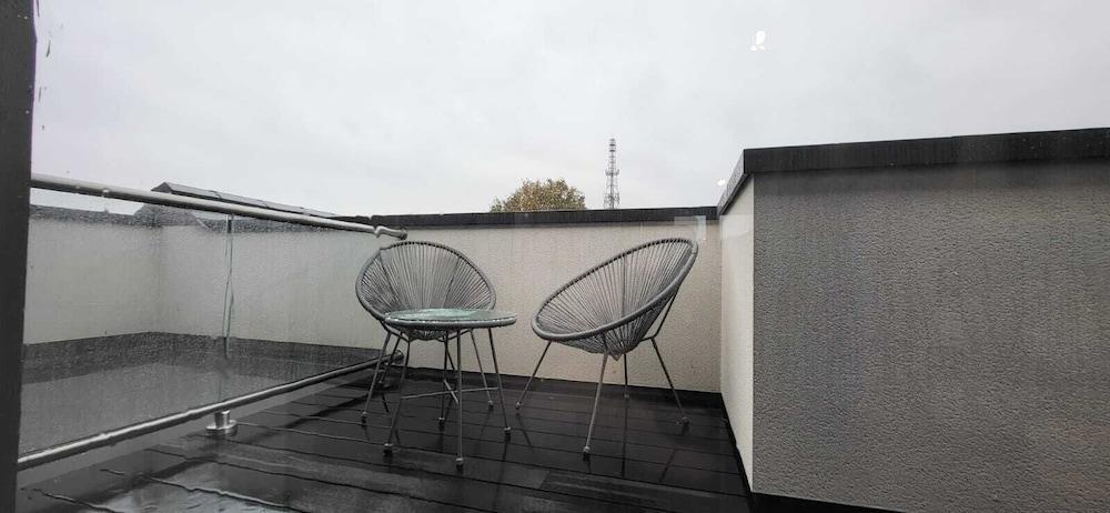 Hybrid Resi - Mitcham - Tap to explore photos