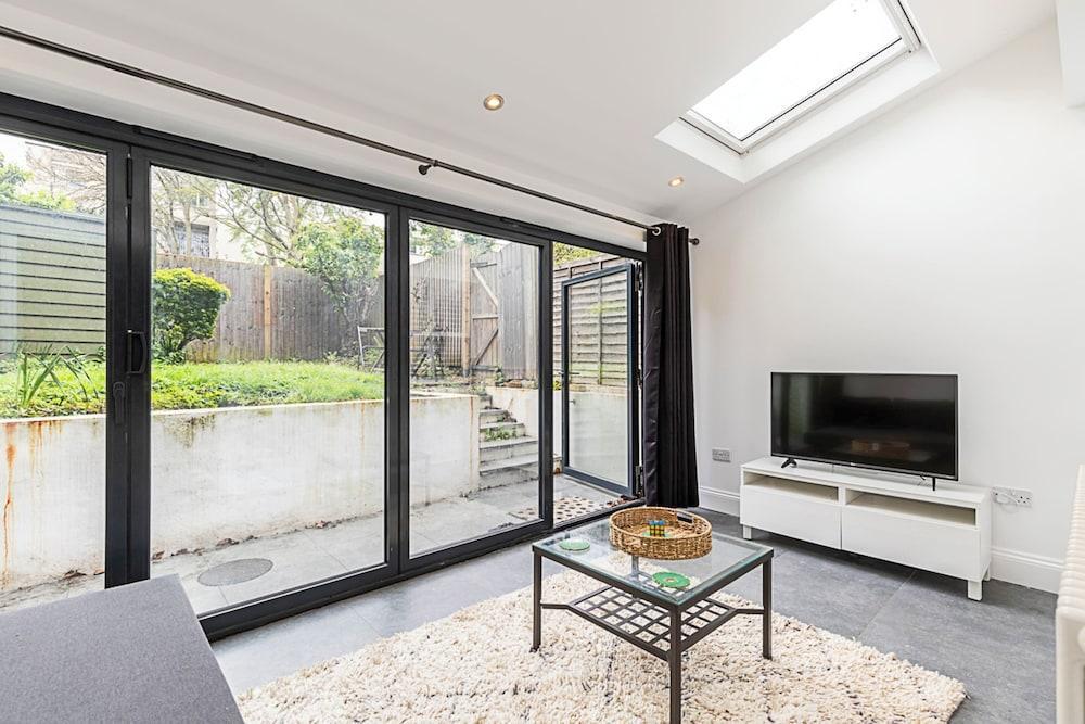 Cosy and Modern Battersea Home - Tap to explore photos