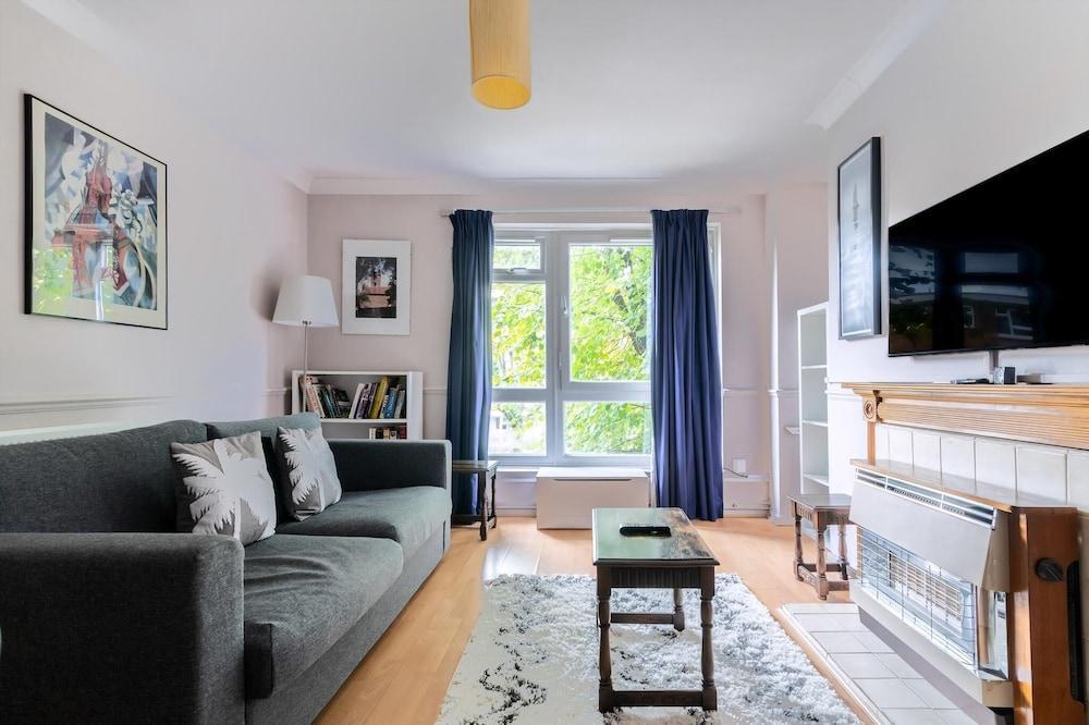 Charming One Bed Abode In East Putney - Tap to explore photos