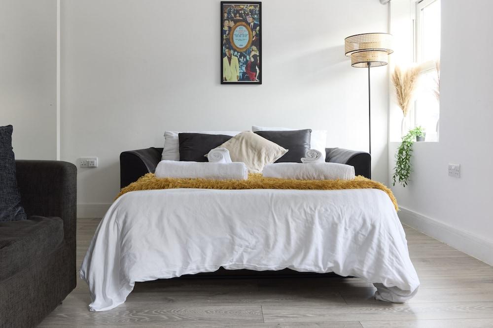 Urban Heaven - 6 Sleeper in the Heart of Bricklane - Tap to explore photos