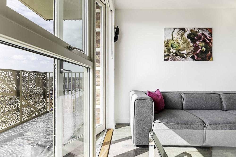 Charming West London Nest - Tap to explore photos