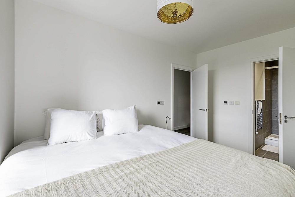 Charming West London Nest - Tap to explore photos