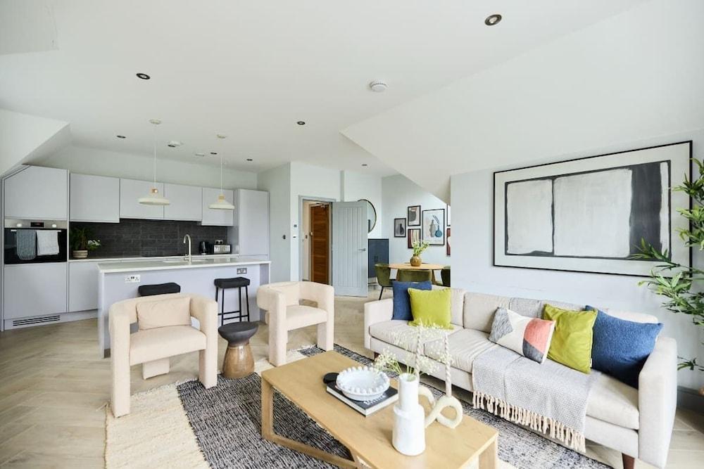 The Woodborough Place - Beckoning 2bdr Flat With Balcony - Tap to explore photos