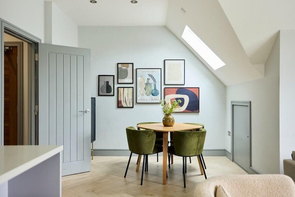 The Woodborough Place - Beckoning 2bdr Flat With Balcony - Tap to explore photos