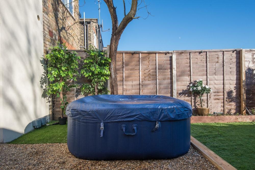 Stunnning 4 Bed House Hot Tub, Sky Tv, Pool Table - Tap to explore photos